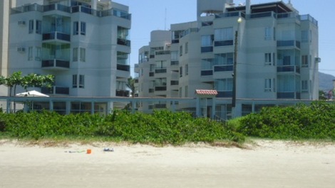 Alugo apartamento 100% de frente p o mar Meia Praia/SC pé na areia! 