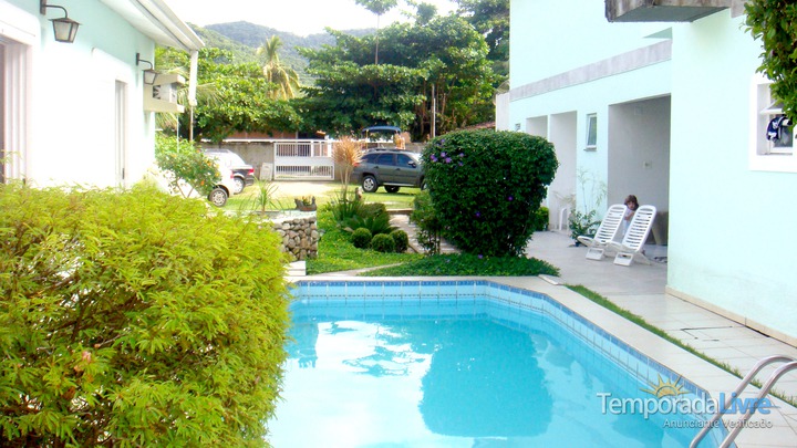 Apartamento Para Alugar Em Ubatuba Para Temporada Praia Das Toninhas Kitnet A 70 Ms Do Mar Praia Das Toninhas Piscina Ar Condicionado 26752 Temporada Livre