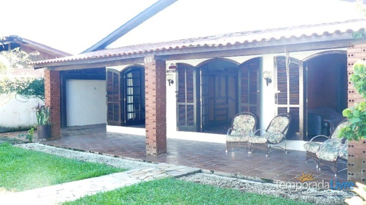 Casa Para Alugar Em Guaratuba Para Temporada Praia Central Residencia Com Piscina Na Regiao Central Guaratuba 29393 Temporada Livre