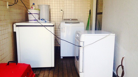 São 2 máquinas de lavar e 1 secadora