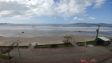 Frente mar em Meia Praia Itapema, 4 quartos, ar e internet
