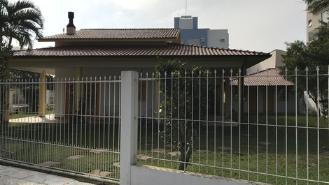 Casa com Piscina - 5 Dormitórios 180m da Praia de Palmas.