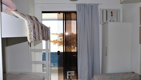 Apartamento 2 dormitórios frente mar Meia Praia