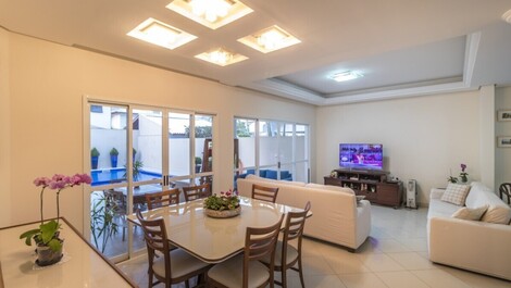 Imobiliária da Praia - Living com dois ambientes integrados a sala de jantar.