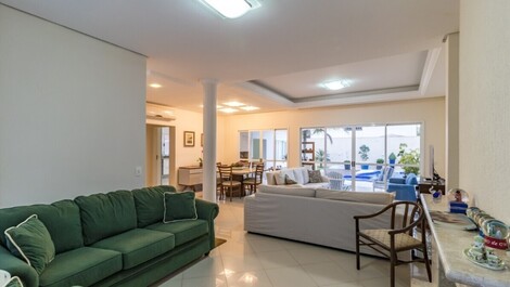 Imobiliária da Praia - Living com dois ambientes integrados a sala de jantar.