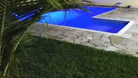 Casa com piscina a 400 metros da praia da Maranduba