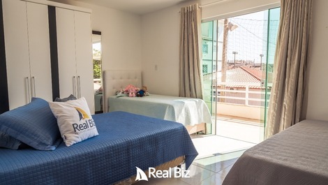 Ampla casa com 5 dormitórios bem localizada na Praia de Palmas/SC!
