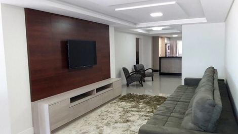 Sala com 3 ambientes com tv, churrasueira e wi-fi