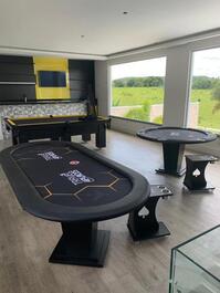 Sala de jogos com mesa de bilhar,poker e carteado.