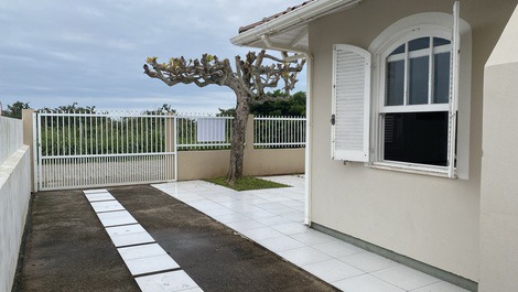 Casa Frente Mar - Praia de Palmas - 3 Dormitórios.