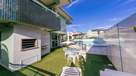 Terraço com piscina privativa e espaço gourmet.