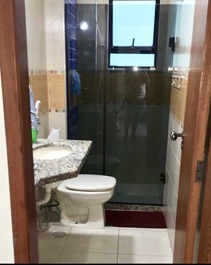 Banheiro com barra de ferro para segurança de pessoas idosas ou com algum tipo de deficiencia.