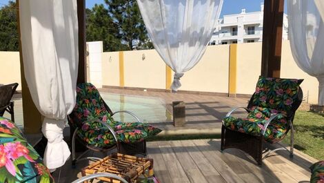 Ampla casa com piscina para locação p/ diárias na praia de Palmas