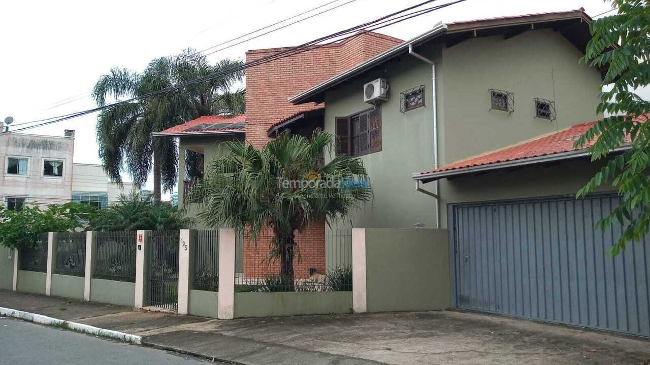 Casa para aluguel de temporada em Balneário Camboriú (Praia Brava)
