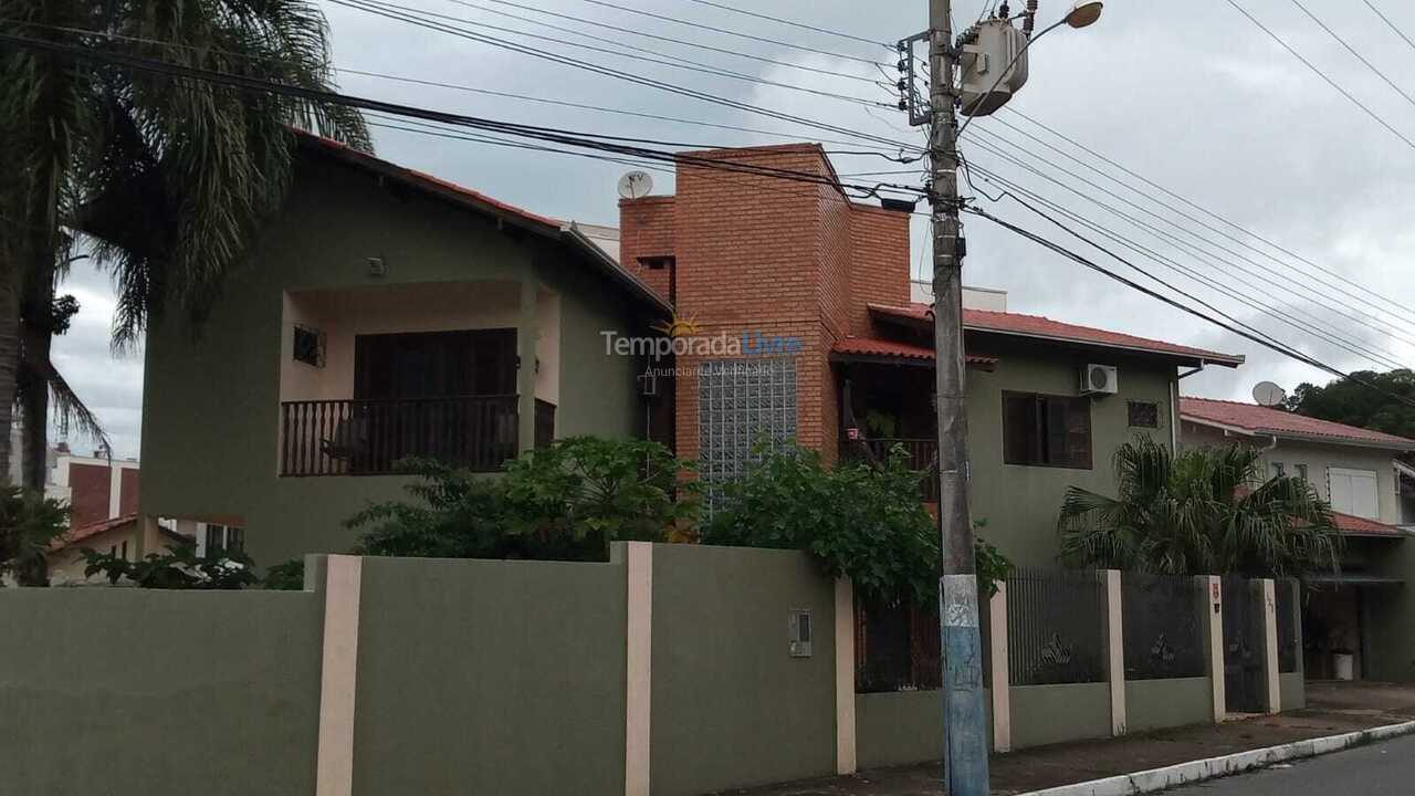 Casa para aluguel de temporada em Balneário Camboriú (Praia Brava)