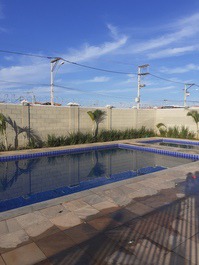Amplo apartamento com piscina com amplo comercio e próximo as praias